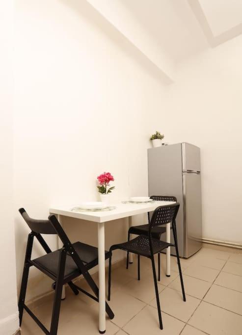 1 Bdrm Apartment In City Center Bukarest Exterior foto