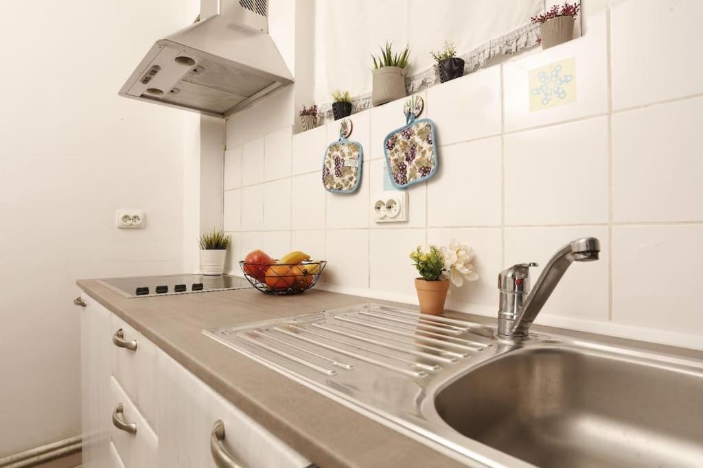 1 Bdrm Apartment In City Center Bukarest Exterior foto