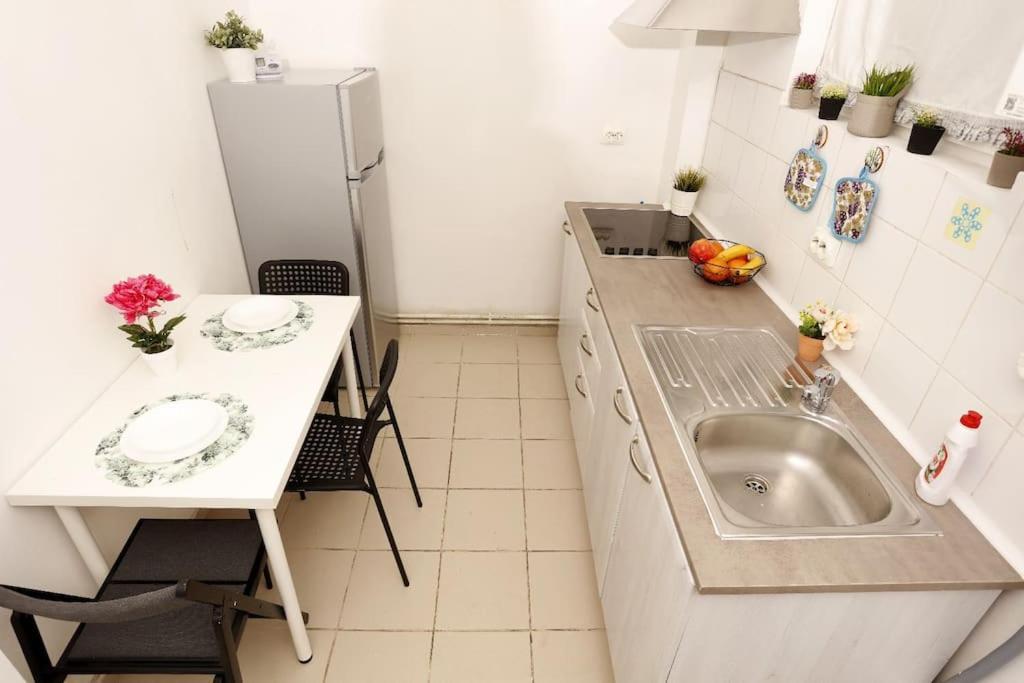 1 Bdrm Apartment In City Center Bukarest Exterior foto